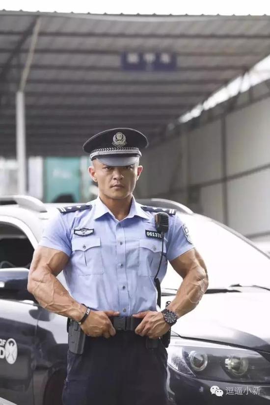 d罩杯 八块腹肌 他是中国最强壮的警察!