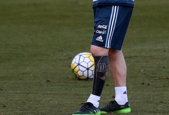 梅西的左腿十分抢镜