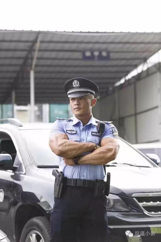 d罩杯 八块腹肌 他是中国最强壮的警察!
