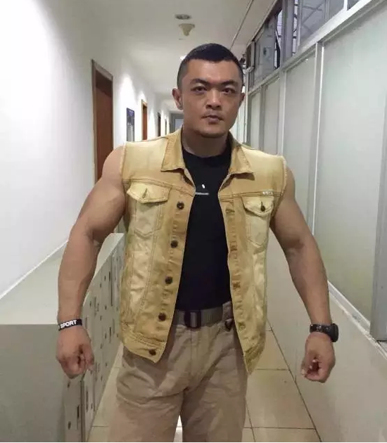 d罩杯 八块腹肌 他是中国最强壮的警察!