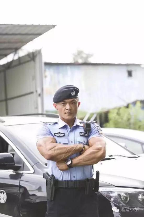 d罩杯 八块腹肌 他是中国最强壮的警察!