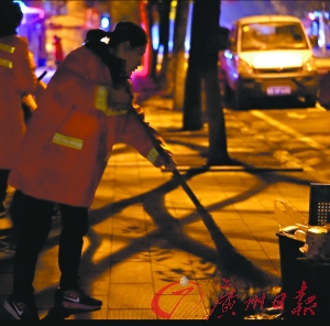 刘诗雯体验环卫工人的辛劳工作。