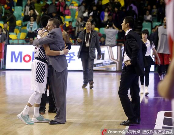 邓华德拥抱了大侄子却忽视了他叔