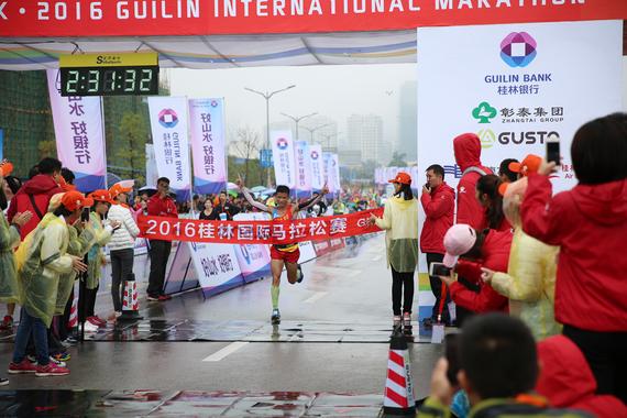 桂林国际马拉松选手冲线瞬间
