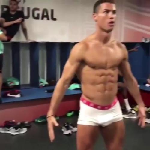 C罗只穿内裤……