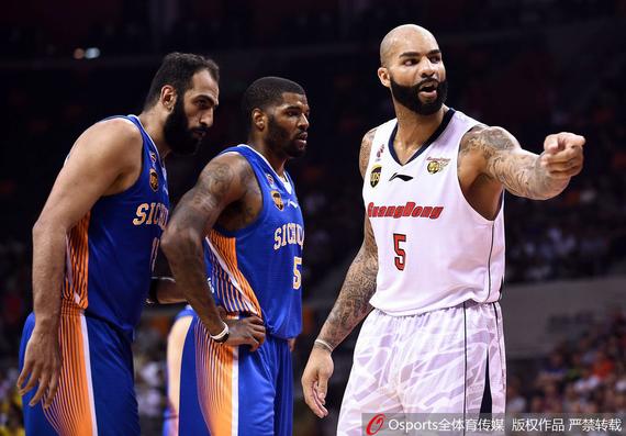 布泽尔指挥队友落位