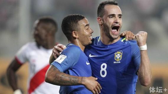 奥古斯托庆祝进球