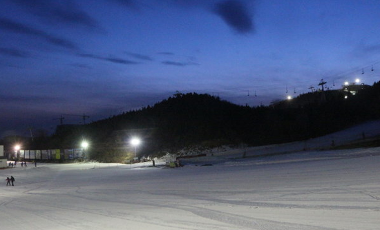 北京莲花山滑雪场雪道升级 打造全新单板公园