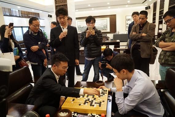 率先打进决赛的党毅飞在观看复盘