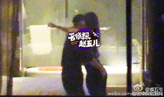 林丹与陌生女子搂抱