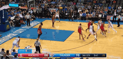 新浪体育讯  北京时间11月17日,雷霆队迎战火箭队,罗伯森处于大空位