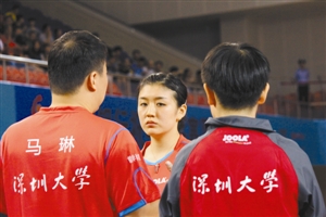 陈梦（中）在比赛中接受教练马琳（左）的指导。