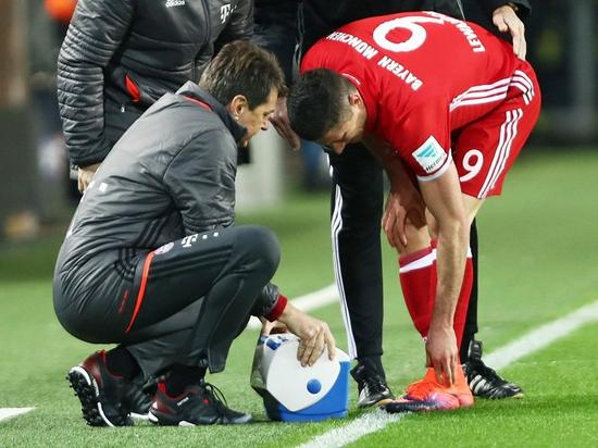 莱万左脚受伤,接受队医治疗
