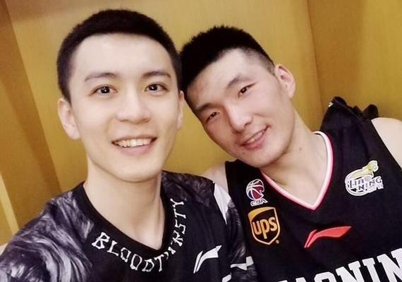 杨鸣赛后与卫猛开心自拍
