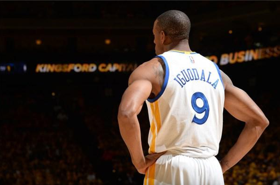 北京时间11月29日,金州勇士主场迎战老鹰,勇士队球员安德鲁-伊戈达拉