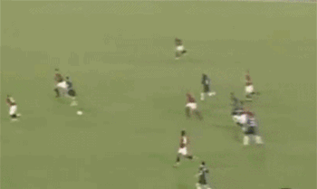 撩，指的是凌空用脚背从下往上处理球