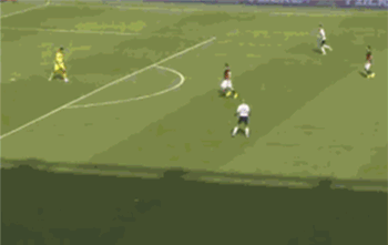 请注意罗纳尔迪尼奥助攻哈维的一瞬间