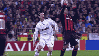 择，指最少两名队友之间用各种办法合力将球从被对方围抢的区域里转移出去