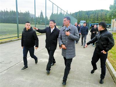 波耶特（前排右二）昨日已经去了康桥基地