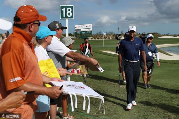 伍兹一个人完成了第二轮比赛