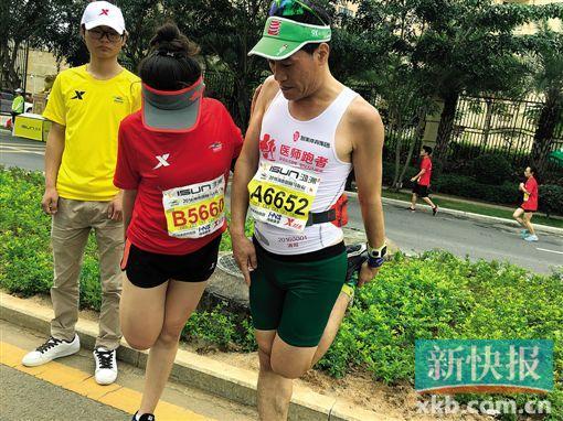 医师跑者带着跑友做热身