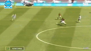 回传一个不小心，卡卡迅速冲了过去