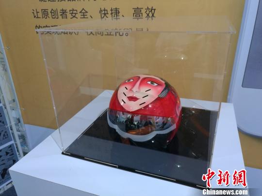 脸谱头盔（资料图）
