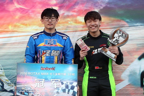 怪兽耐力车队的曹卓（右）和罗开罗（左）搭档拿下上海卡丁车耐力赛冠军