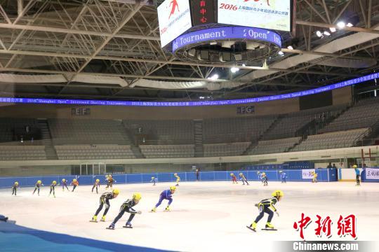 12月8日，2016上海国际青少年短道速滑公开赛在沪开赛。上海飞扬冰上运动中心提供