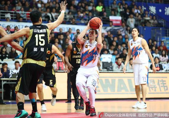 弗雷戴特在比赛中进攻