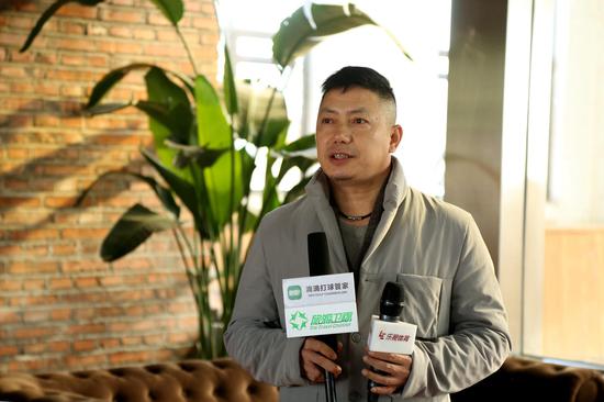 滴滴打球管家创始人穆金正在接受采访