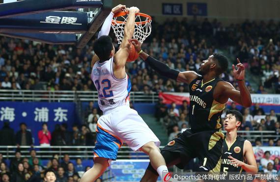 翟逸面对汤普森完成了一次隔扣