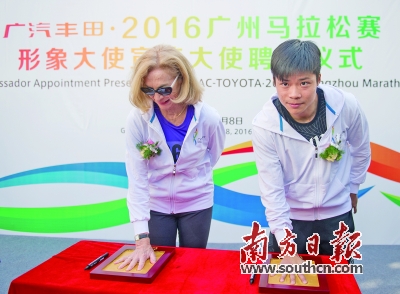 苏炳添与斯韦策为广马制作手模。南方日报记者 李细华 张梓望 摄