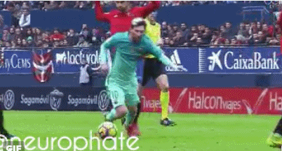 梅西梅开二度当记首功,比赛中,有球迷发现了一个镜头:梅西在倒地后
