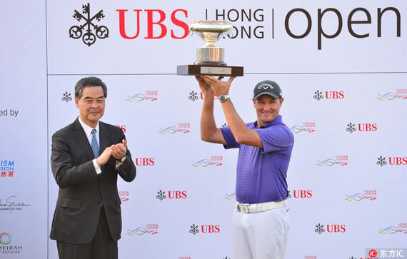 梁振英为布雷泽颁奖