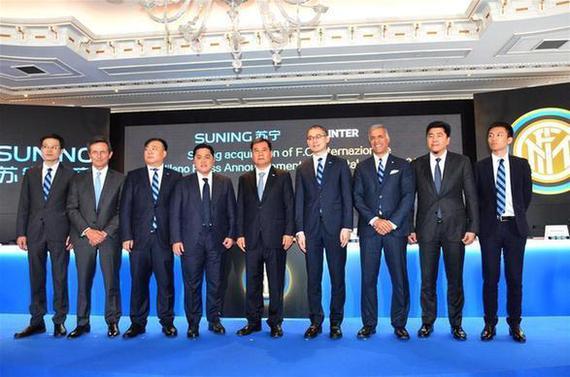 国米新一届董事会成员在新闻发布会上合影