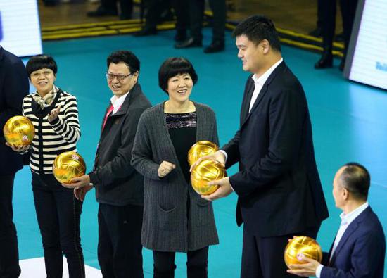 郎平姚明为女排联赛开球