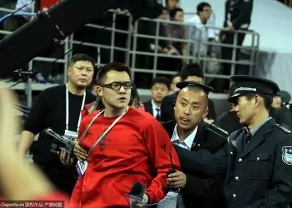 记者被安保人员阻止