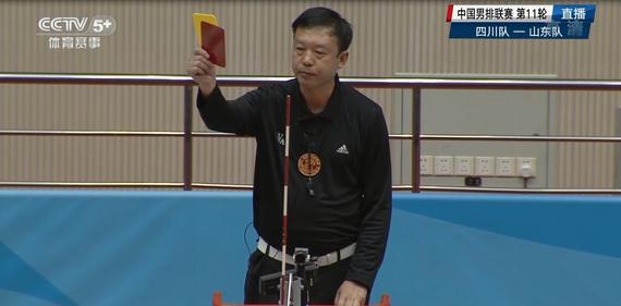 裁判出示红黄牌