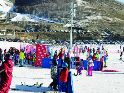 昨天是工作日，但崇礼雪场的滑雪者堪比周末，山坡上停满了车