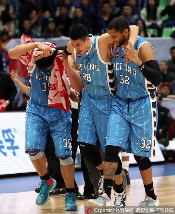 翟晓川脚踝受伤