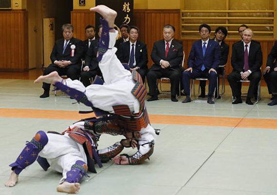 普京在安倍晋三陪同下观看柔道表演