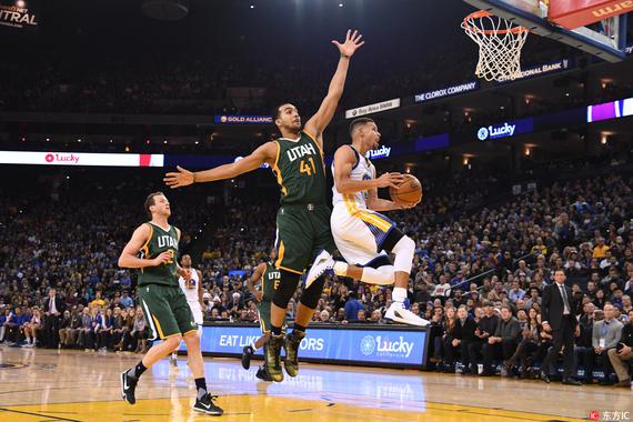 库里25分勇士轻松取胜