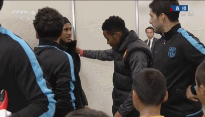 在世俱杯上见了面，内马尔跟偶像寒暄