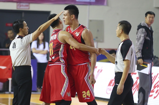 12月25日，CBA常规赛第21轮，天津泰笛队主场以92∶80战胜八一富邦队。许钟豪因不满判罚与裁判对峙。视觉中国供图