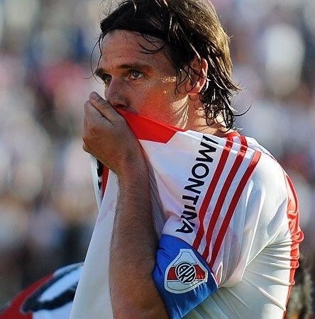 卡维纳吉亲吻队徽