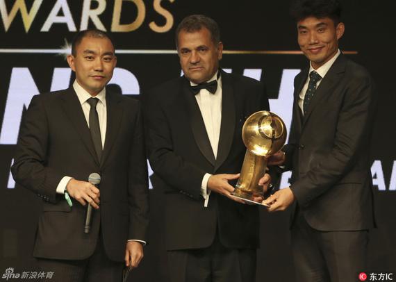 郑智领取奖杯