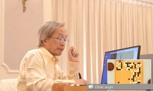 今年11月日本第2届电王战上，加藤英树充当DeepZenGo“肉臂”与赵治勋九段“对局”