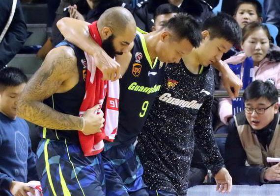 阿联被队友搀扶离场