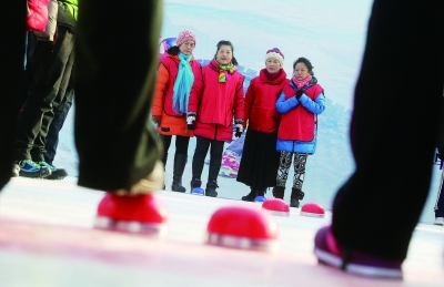 很多中老年人参与到这项运动当中   摄/记者 杨益